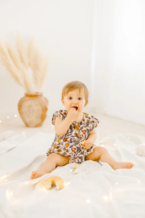 main enfant robe rose bonheur